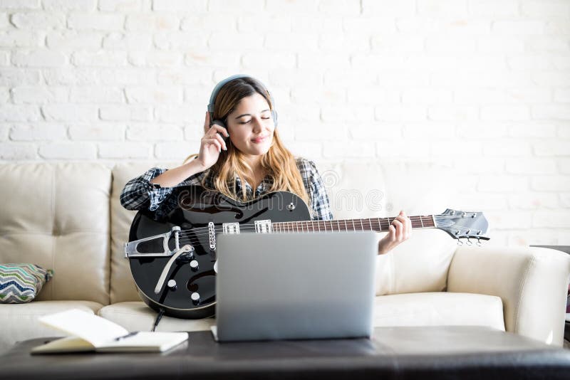 Vrouwelijke musicus die nieuw lied registreren royalty-vrije stock afbeelding Vrouwelijke musicus die nieuw lied registreren royalty-vrije stock afbeelding