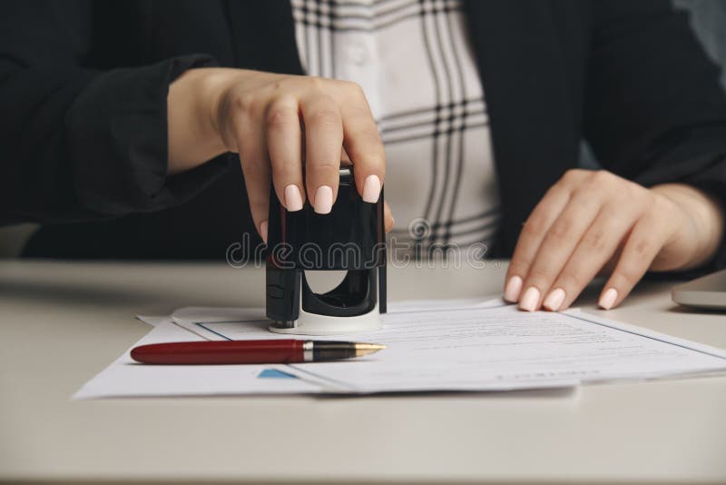 Vrouwelijke notarstamboekovereenkomst bedrijf officiële documentgeldigheid