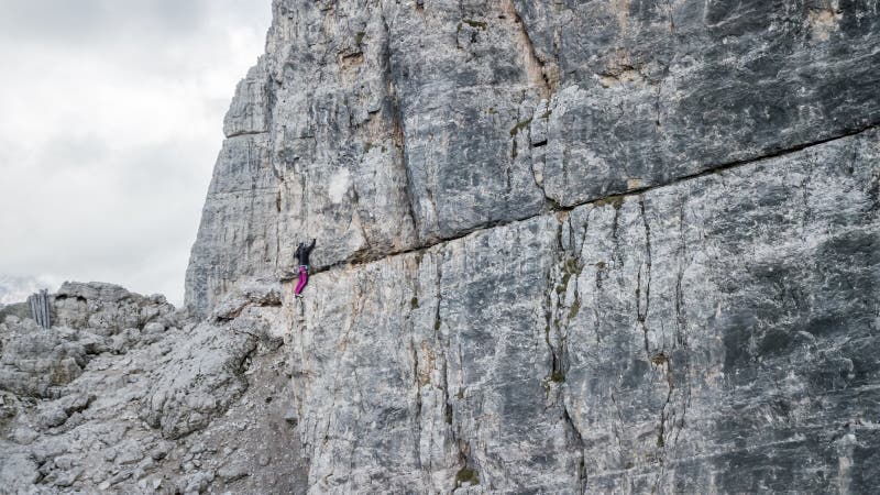 Vrouwelijke rotsklimmer op de hoogste Piek van Cinque Torri Cortina D ` royalty-vrije stock afbeeldingen Vrouwelijke rotsklimmer op de hoogste Piek van Cinque Torri Cortina D ` royalty-vrije stock afbeeldingen