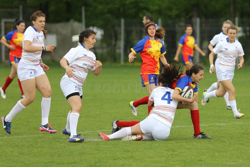 Vrouwelijke rugbyspelers in actie royalty-vrije stock afbeeldingen Vrouwelijke rugbyspelers in actie royalty-vrije stock afbeeldingen