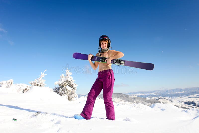 Vrouwelijke skiër topless status op de hiel royalty-vrije stock afbeelding Vrouwelijke skiër topless status op de hiel royalty-vrije stock afbeelding