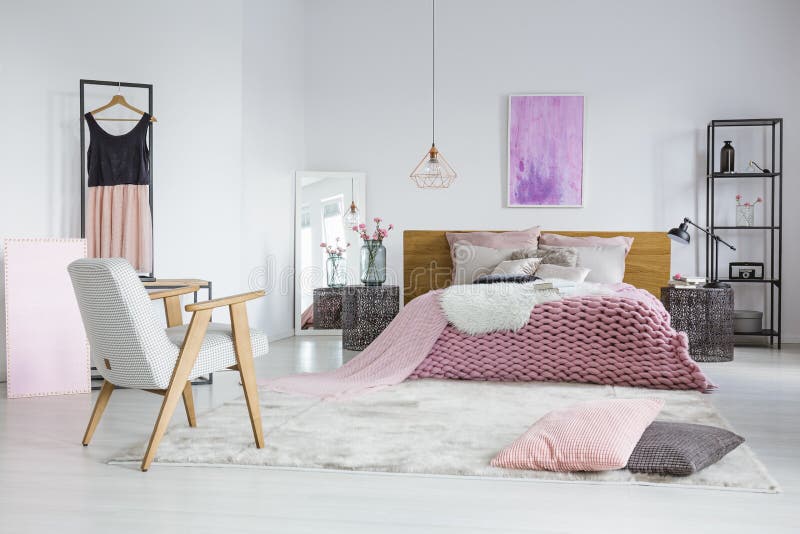 Vrouwelijke slaapkamer met wollen deken