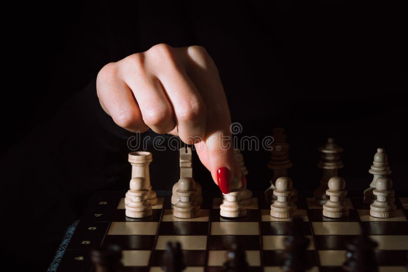 Vrouwelijke speler die bordspel speelt. vrouwtje arm met rode nagels beweegt haar bewegen
