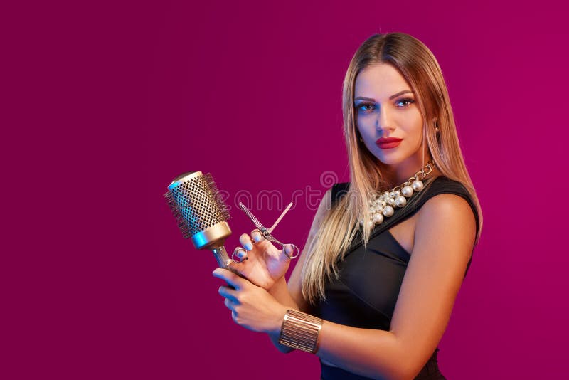 Vrouwelijke stilist die zich met hairdresser& x27 bevinden; s toebehoren stock afbeelding Vrouwelijke stilist die zich met hairdresser& x27 bevinden; s toebehoren stock afbeelding