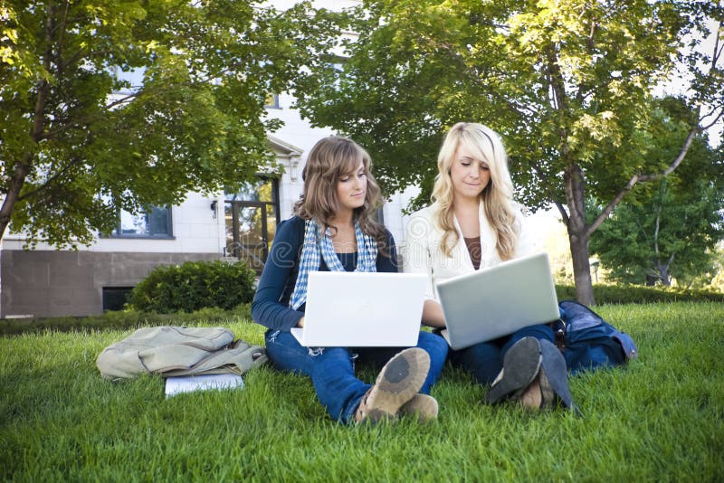Vrouwelijke studenten die op Laptop computers bestuderen royalty-vrije stock afbeeldingen Vrouwelijke studenten die op Laptop computers bestuderen royalty-vrije stock afbeeldingen