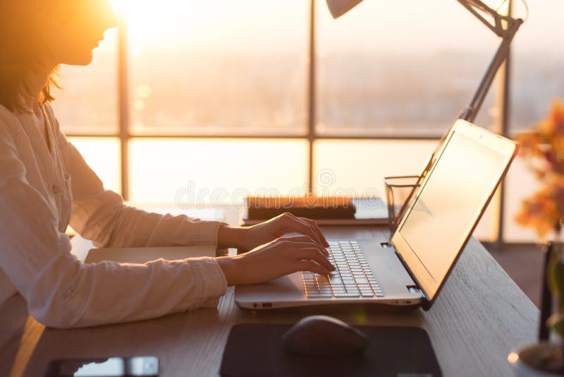 Vrouwelijke telewerker die gebruikend laptop en Internet, die online werken texting Freelancer die thuis bureau, werkplaats typen royalty-vrije stock foto Vrouwelijke telewerker die gebruikend laptop en Internet, die online werken texting Freelancer die thuis bureau, werkplaats typen royalty-vrije stock foto