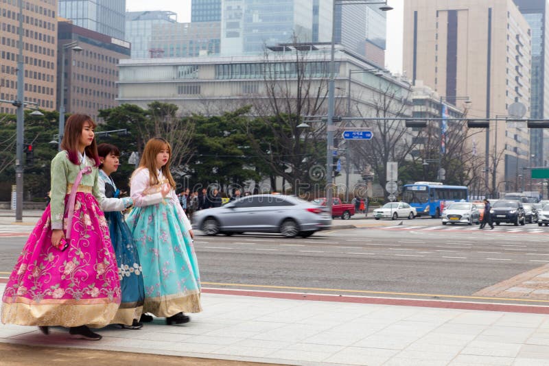 Vrouwelijke toerist drie die buiten Gyeongbokgung-paleis lopen die Koreaanse traditi dragen royalty-vrije stock afbeeldingen Vrouwelijke toerist drie die buiten Gyeongbokgung-paleis lopen die Koreaanse traditi dragen royalty-vrije stock afbeeldingen