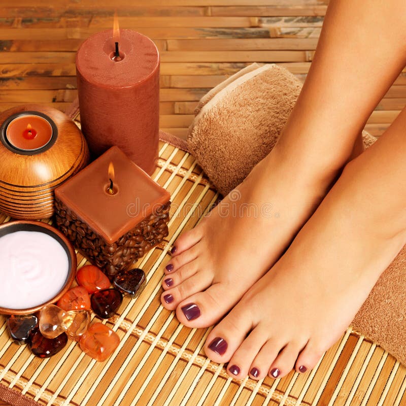 Vrouwelijke voeten bij kuuroordsalon op pedicureprocedure stock fotografie Vrouwelijke voeten bij kuuroordsalon op pedicureprocedure stock fotografie