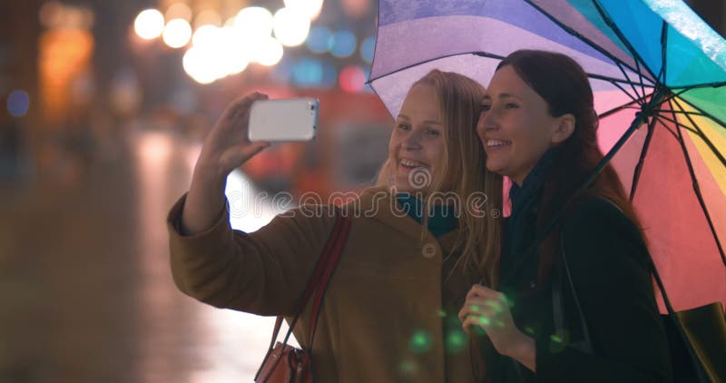 Vrouwelijke Vrienden die Selfie op Smartphone nemen stock footage Vrouwelijke Vrienden die Selfie op Smartphone nemen stock footage