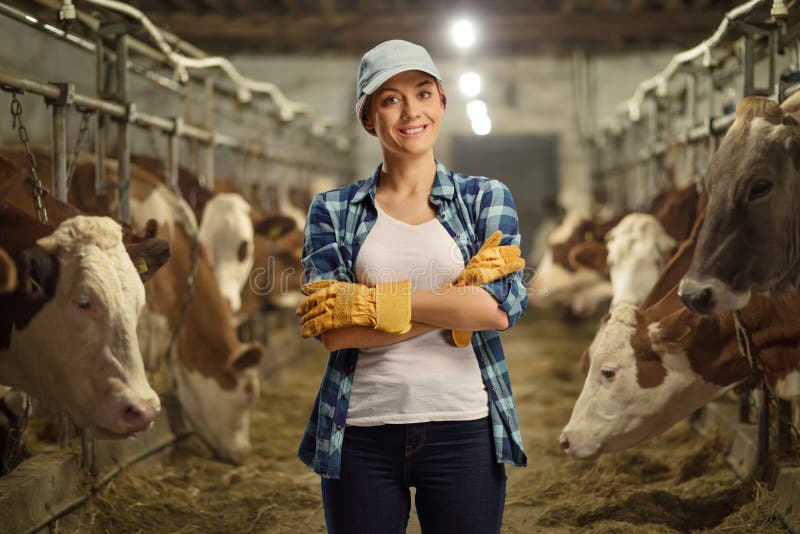 Vrouwelijke werknemer die op een koeienmelkveehouderij actief is