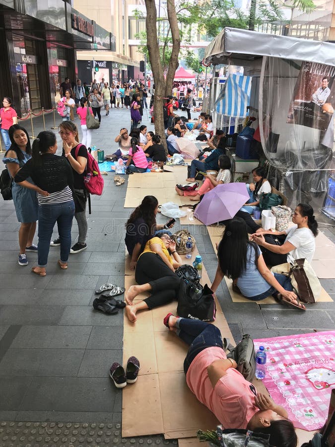 Vrouwelijke werknemers op hun dag weg in Hong Kong royalty-vrije stock afbeeldingen Vrouwelijke werknemers op hun dag weg in Hong Kong royalty-vrije stock afbeeldingen