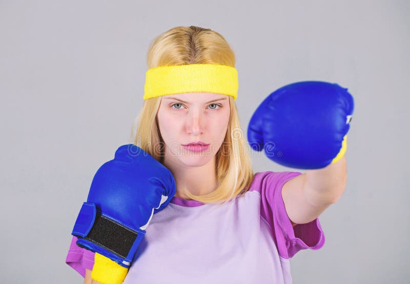 Vrouwelijkheid en sterktesaldo De vrouwen bokshandschoenen genieten van training Het meisje leert hoe me verdedig Vrouw die uitoe royalty-vrije stock afbeelding Vrouwelijkheid en sterktesaldo De vrouwen bokshandschoenen genieten van training Het meisje leert hoe me verdedig Vrouw die uitoe royalty-vrije stock afbeelding