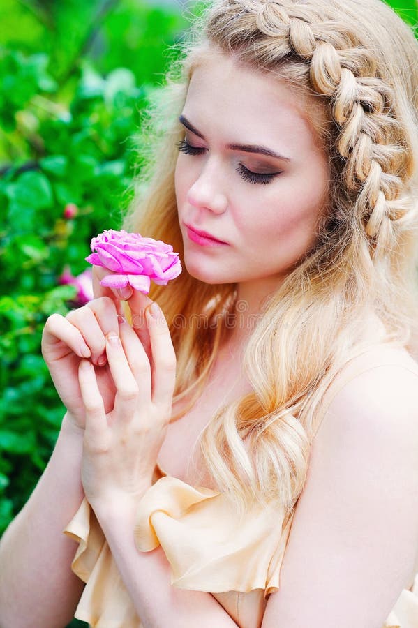 Vrouwen de holding die nam bloem bloeien toe royalty-vrije stock fotografie Vrouwen de holding die nam bloem bloeien toe royalty-vrije stock fotografie