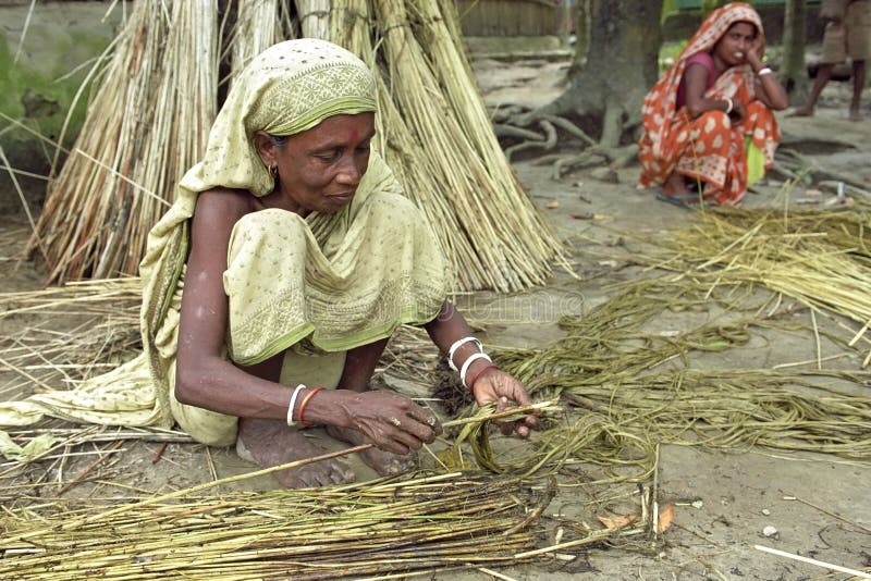 Vrouwen die in de juteindustrie Bangladesh werken royalty-vrije stock foto Vrouwen die in de juteindustrie Bangladesh werken royalty-vrije stock foto
