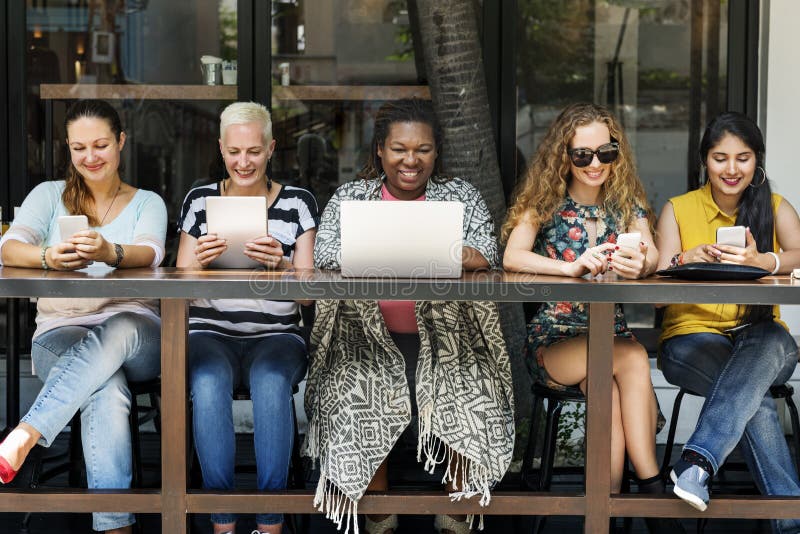 Vrouwen die Digitaal Apparatenconcept hanteren stock afbeeldingen Vrouwen die Digitaal Apparatenconcept hanteren stock afbeeldingen