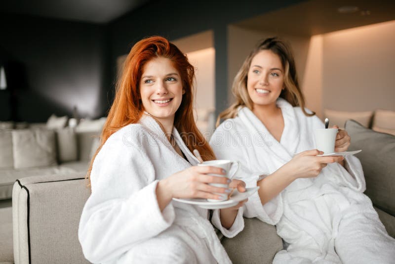 Vrouwen die en thee ontspannen drinken stock foto Vrouwen die en thee ontspannen drinken stock foto