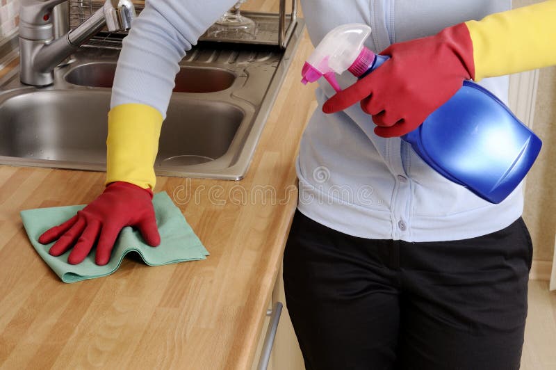 Vrouwen die het huis schoonmaken