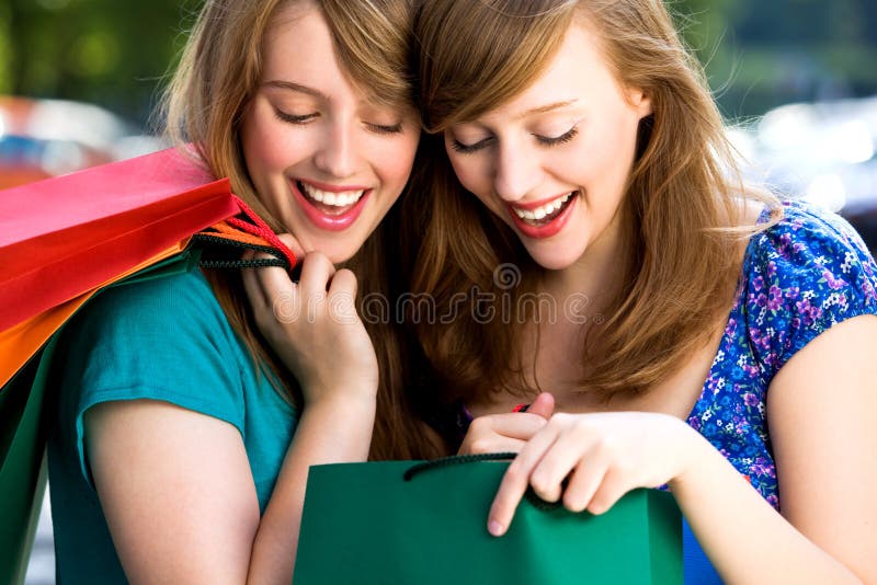 Vrouwen die in het winkelen zakken kijken stock foto Vrouwen die in het winkelen zakken kijken stock foto