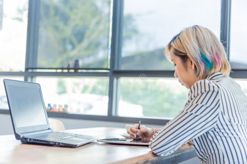Vrouwen die met computer voor ontwerp en het coderen programma werken royalty-vrije stock foto's Vrouwen die met computer voor ontwerp en het coderen programma werken royalty-vrije stock foto's