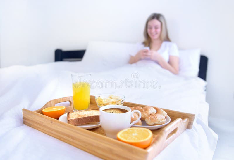 Vrouwen die ontbijt in bed eten stock foto Vrouwen die ontbijt in bed eten stock foto