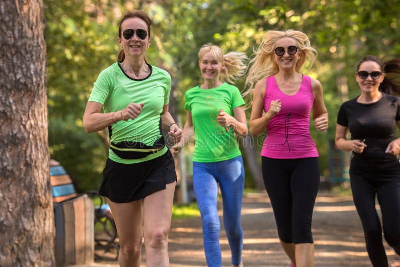 Vrouwen die in park lopen royalty-vrije stock afbeelding Vrouwen die in park lopen royalty-vrije stock afbeelding