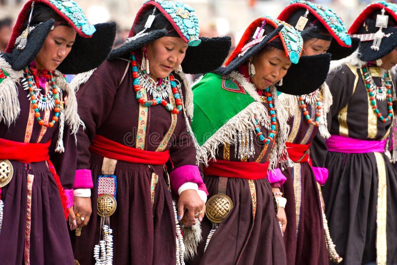 Vrouwen die in Tibetan kleren volksdans uitvoeren stock fotografie Vrouwen die in Tibetan kleren volksdans uitvoeren stock fotografie