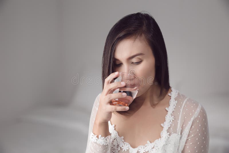 Vrouwen drinkwater vóór bedtijd