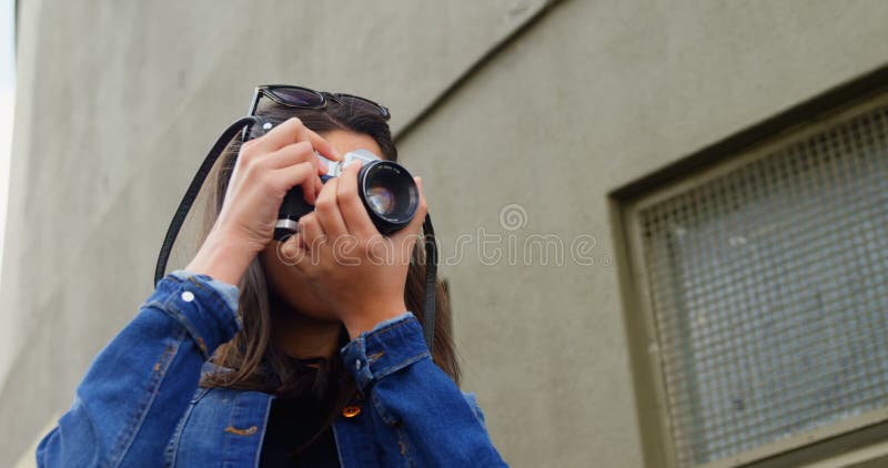 Vrouwen klikkende foto met digitale camera in straat 4k