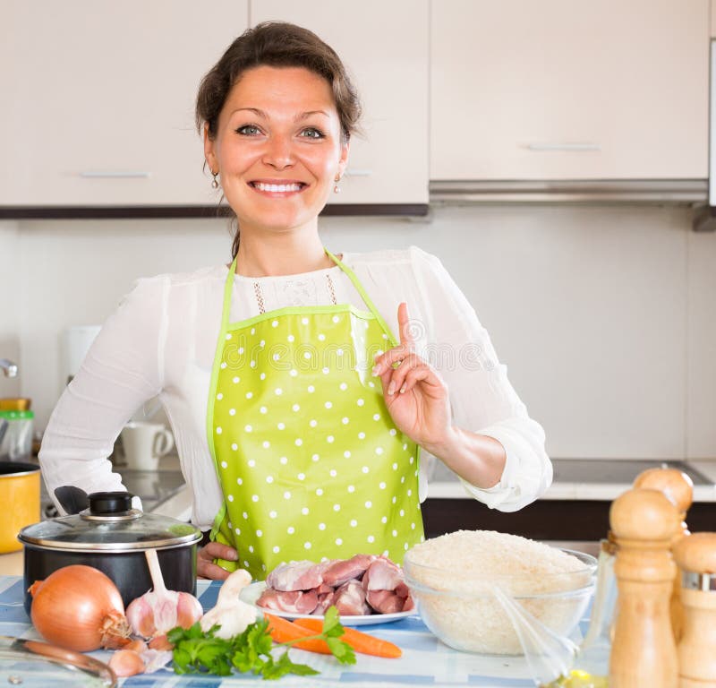 Vrouwen kokend vlees met rijst stock afbeeldingen Vrouwen kokend vlees met rijst stock afbeeldingen