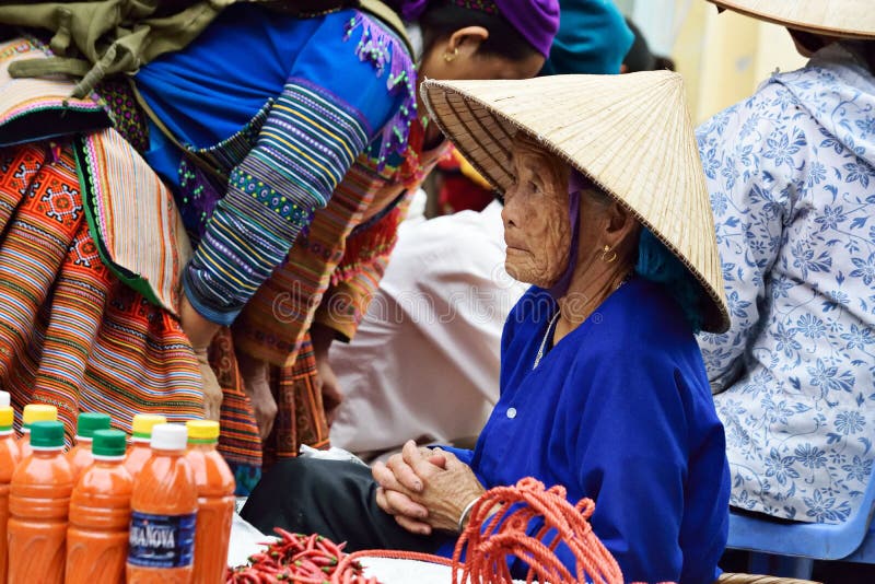Vrouwen in markt van Vietnam royalty-vrije stock foto's Vrouwen in markt van Vietnam royalty-vrije stock foto's