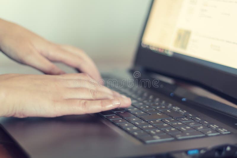 Vrouwen` s handen die op laptop toetsenbord typen stock afbeeldingen Vrouwen` s handen die op laptop toetsenbord typen stock afbeeldingen