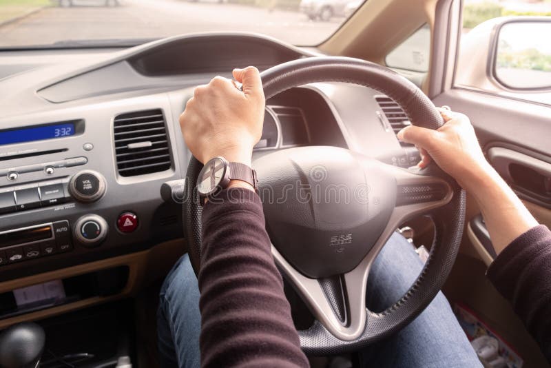 Vrouwen` s handen van een bestuurder op stuurwiel van een auto royalty-vrije stock fotografie Vrouwen` s handen van een bestuurder op stuurwiel van een auto royalty-vrije stock fotografie
