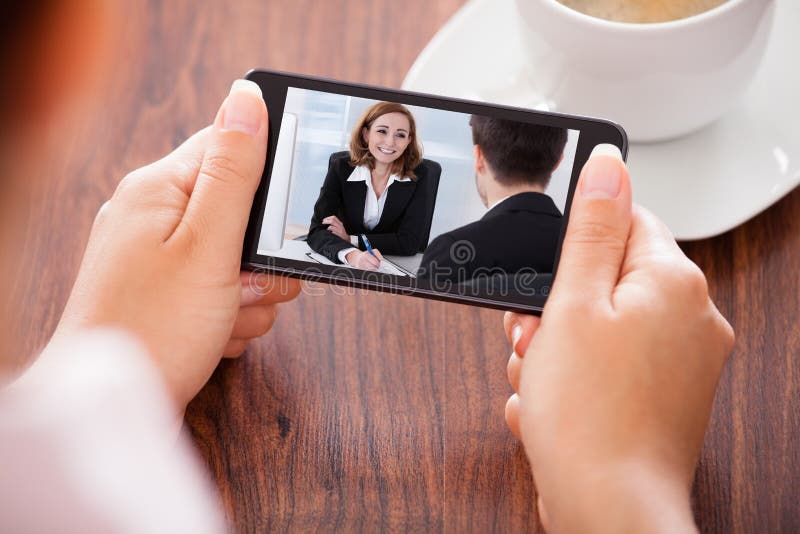 Vrouwen videoconfereren op mobiele telefoon stock foto Vrouwen videoconfereren op mobiele telefoon stock foto