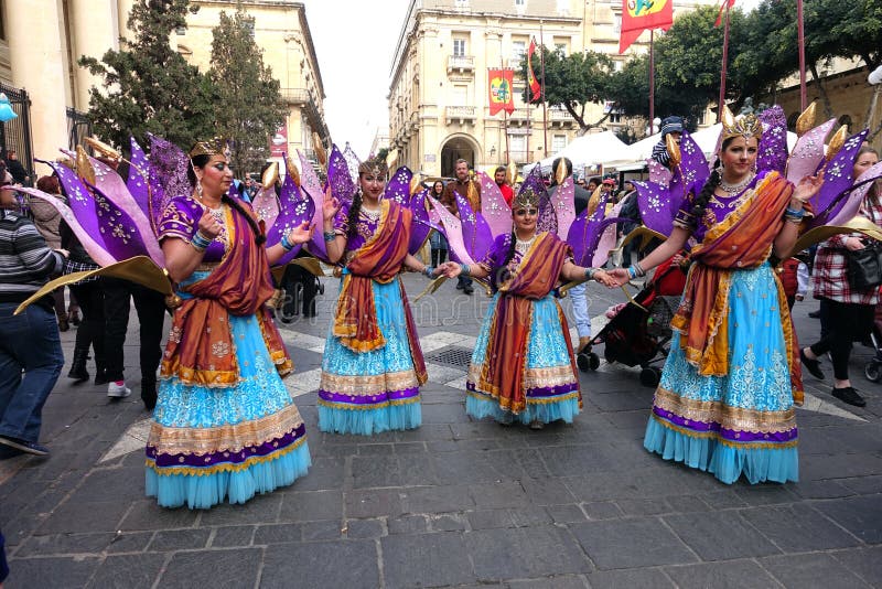 Vrouwen vieren de carnival valletta malta