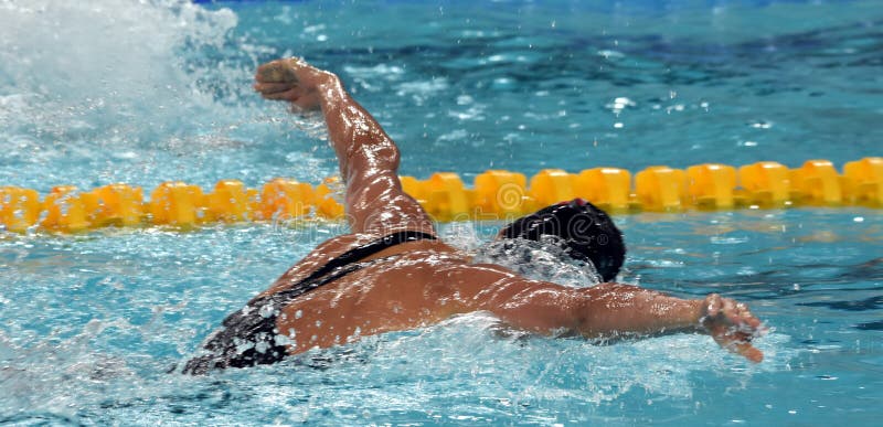 Vrouw zwemt vlinderslag royalty-vrije stock afbeelding