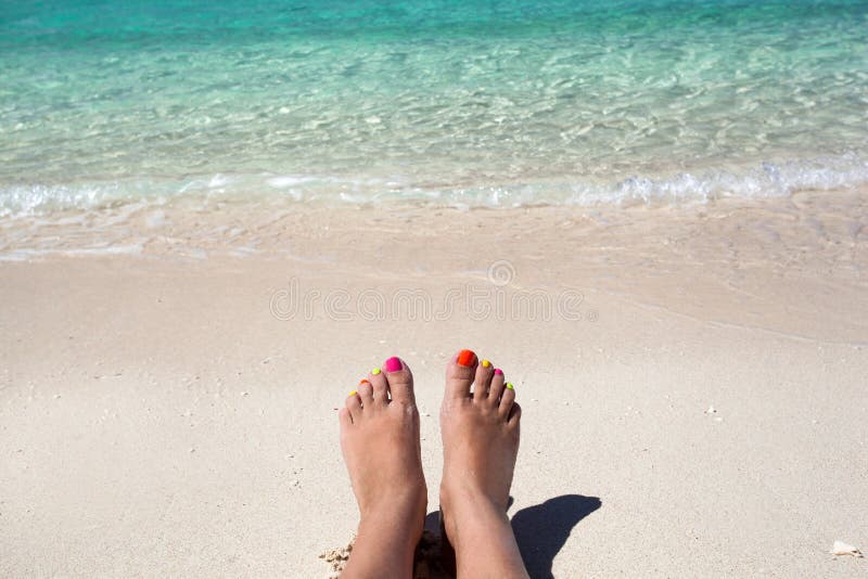 Vrouwenbenen die op zandig strand liggen stock afbeeldingen Vrouwenbenen die op zandig strand liggen stock afbeeldingen