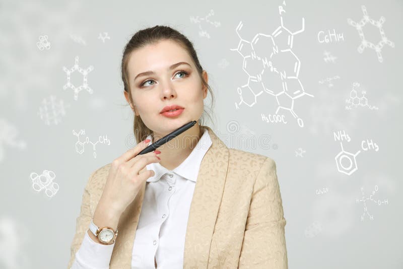 Vrouwenchemicus met naald of pen die met chemische formules aan grijze achtergrond werkt royalty-vrije stock foto's Vrouwenchemicus met naald of pen die met chemische formules aan grijze achtergrond werkt royalty-vrije stock foto's