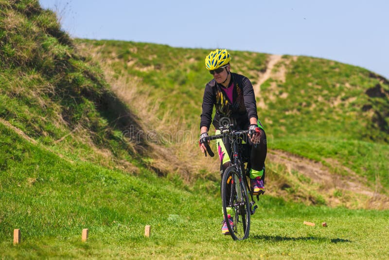 Vrouwenfietser in opleiding stock afbeelding Vrouwenfietser in opleiding stock afbeelding