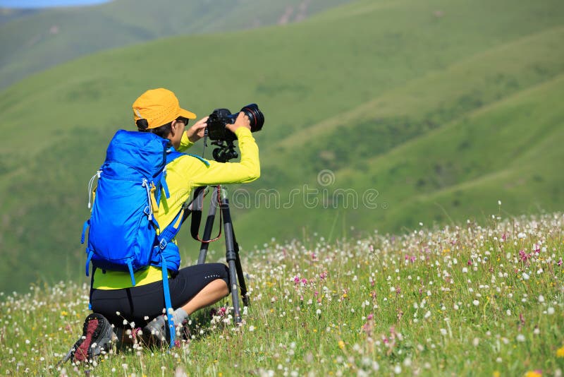 vrouwenfotograaf die foto in openlucht fotograaf nemen die foto in openlucht nemen stock fotografie vrouwenfotograaf die foto in openlucht fotograaf nemen die foto in openlucht nemen stock fotografie