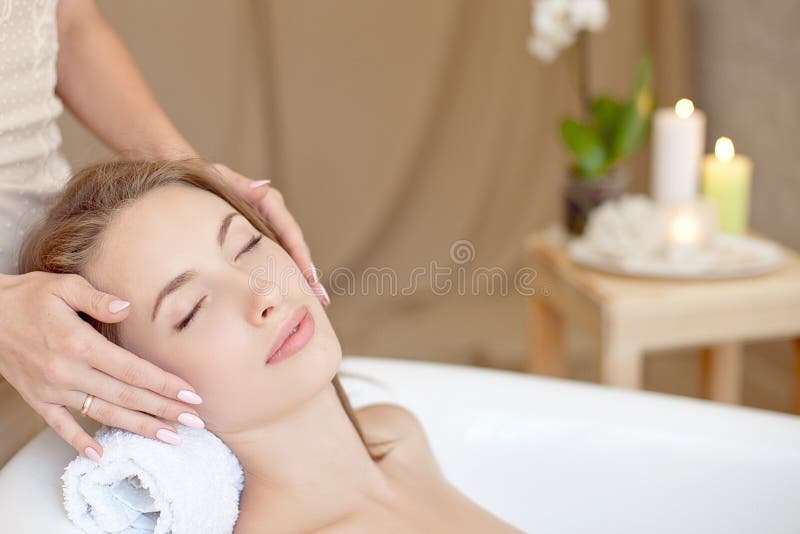 Vrouwengezicht met perfecte huid die gezichtsmassage in een badkuip doen royalty-vrije stock foto Vrouwengezicht met perfecte huid die gezichtsmassage in een badkuip doen royalty-vrije stock foto