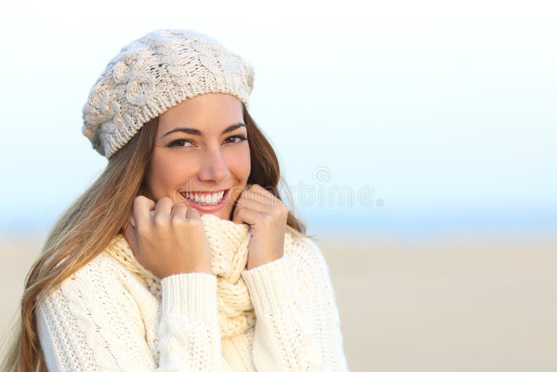 Vrouwenglimlach met perfecte witte tanden in de winter royalty-vrije stock foto Vrouwenglimlach met perfecte witte tanden in de winter royalty-vrije stock foto