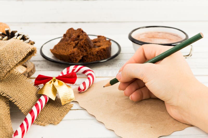 Vrouwenhand die een brief schrijven aan Santa Claus royalty-vrije stock foto Vrouwenhand die een brief schrijven aan Santa Claus royalty-vrije stock foto