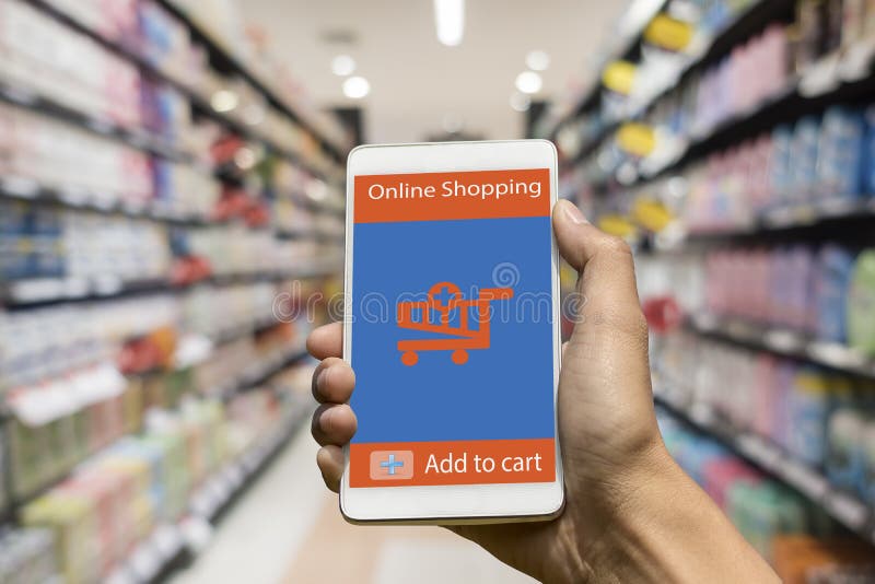 Vrouwenhand die slimme telefoon met behulp van aan het winkelen bij online opslag in onduidelijk beeld royalty-vrije stock foto's Vrouwenhand die slimme telefoon met behulp van aan het winkelen bij online opslag in onduidelijk beeld royalty-vrije stock foto's