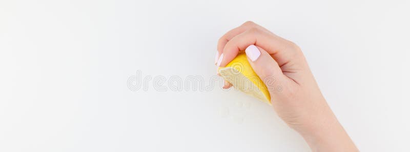 Vrouwenhand met citroen stock fotografie