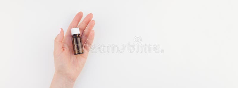 Vrouwenhand met een klein glazen flesje geïsoleerd royalty-vrije stock afbeelding