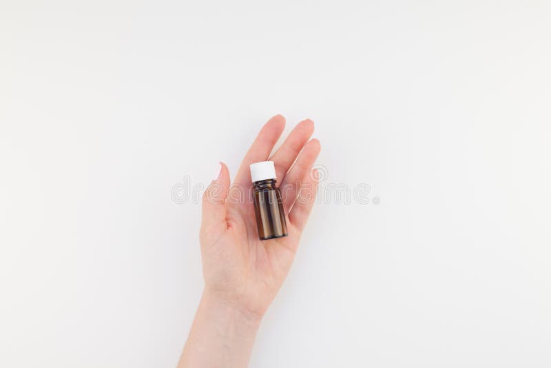 Vrouwenhand met kleine geïsoleerde glasfles royalty-vrije stock foto