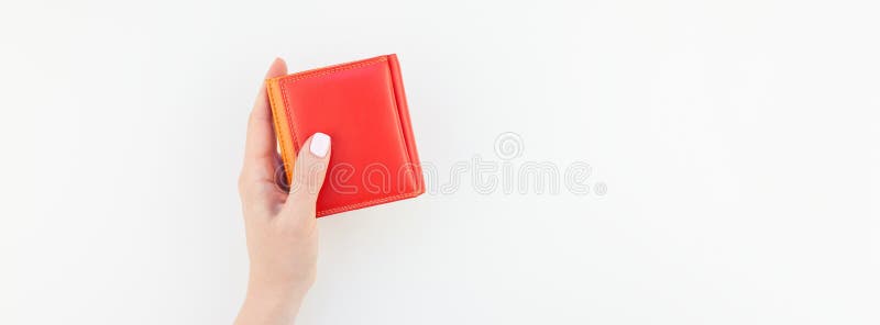 Vrouwenhand met rode portemonnee geïsoleerd stock afbeelding