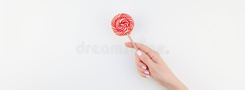 Vrouwenhand met rode lolly royalty-vrije stock foto's