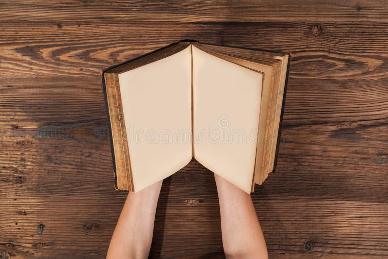 Vrouwenhanden die leeg oud boek houden royalty-vrije stock afbeeldingen Vrouwenhanden die leeg oud boek houden royalty-vrije stock afbeeldingen