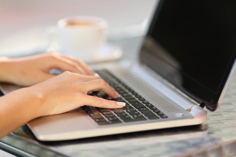 Vrouwenhanden die met laptop in een koffiewinkel werken royalty-vrije stock foto's Vrouwenhanden die met laptop in een koffiewinkel werken royalty-vrije stock foto's